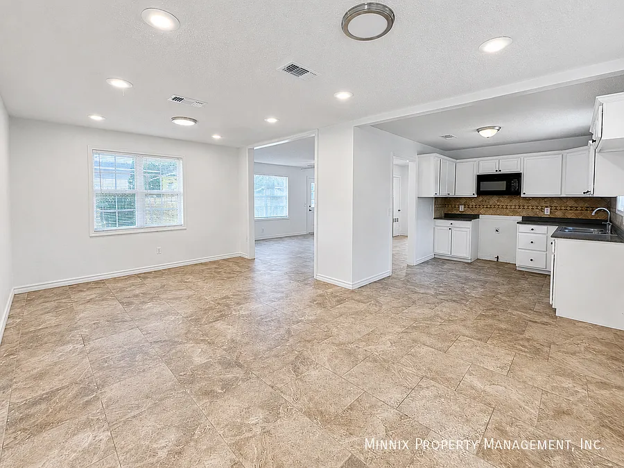 2 Bedroom In Plainview | 304 SE. 9th St. — Photo 3