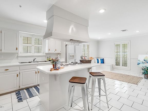4th image of 256 Monteigne Dr