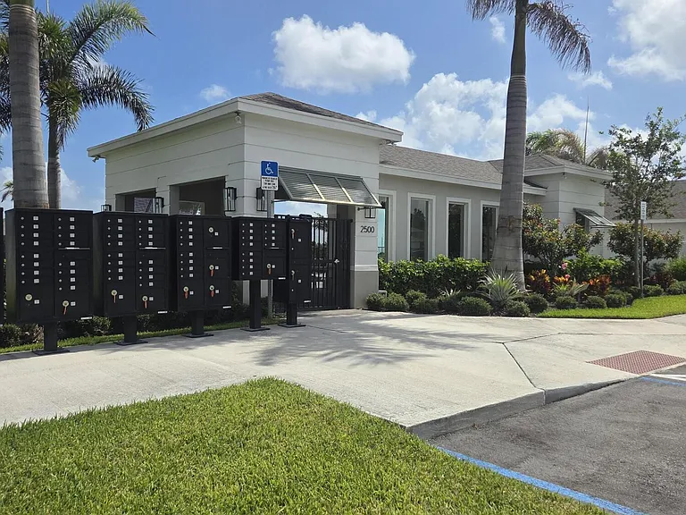 1949 NE Ocean Dunes Dr — Photo 32