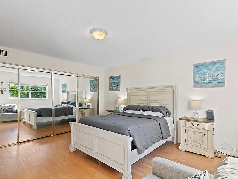 2424 NE 9th St #207 — Photo 17