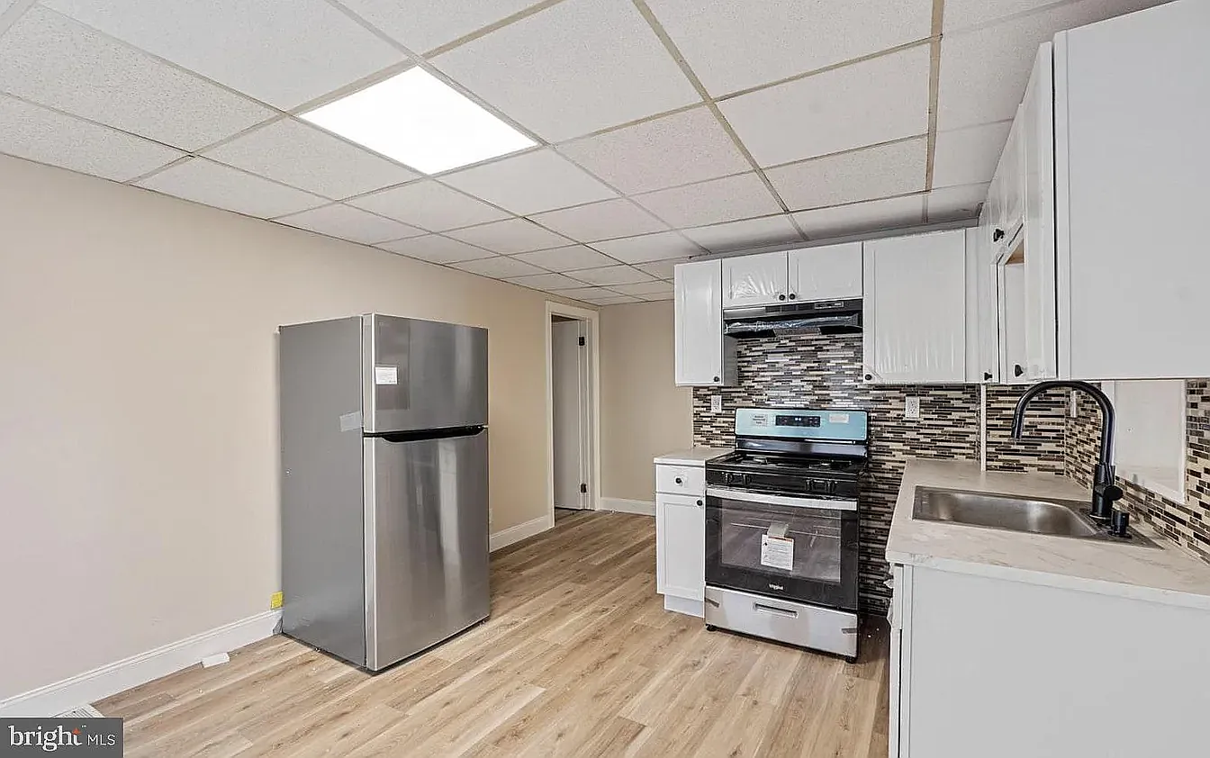 3 bed, 1000 sqft, $1,995 — Photo 1