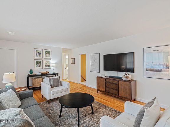3rd image of 1033 Lancewood Dr
