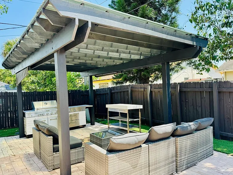 330 SW 35th Ave — Photo 5