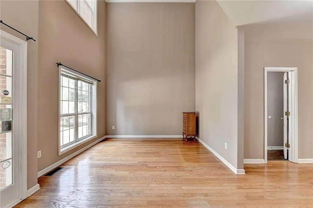 6 bed, 5.0 bath, 4807 sqft, $3,200 — Photo 3