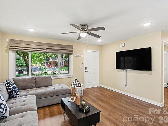 3rd image of 2616 Springway Dr
