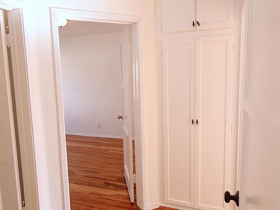 5th image of 2622 S Barrington Ave