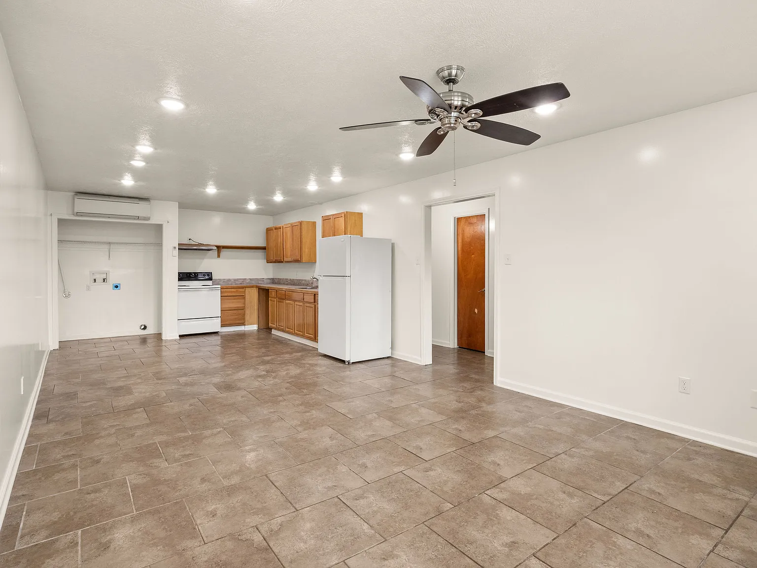 2 bed, 800 sqft, $1,275 — Photo 1