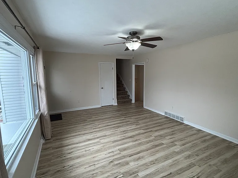 955 Crestview Ct — Photo 6