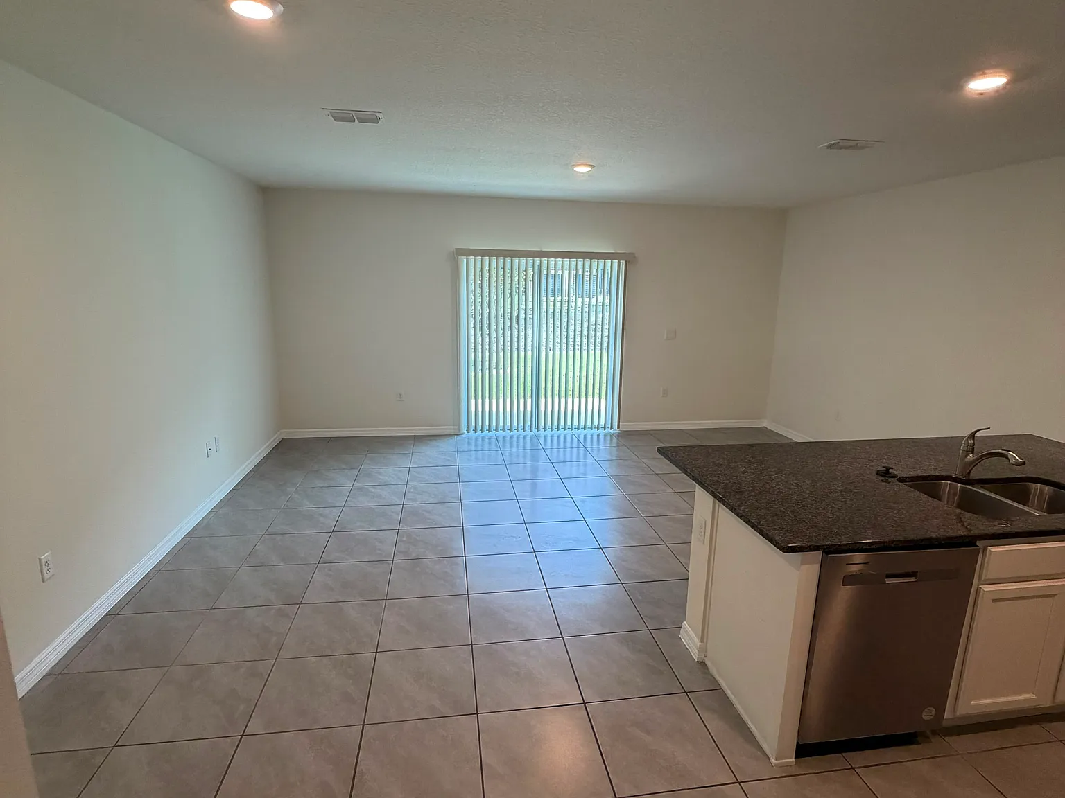 3 bed, 2.5 bath, 1488 sqft, $1,900 — Photo 3