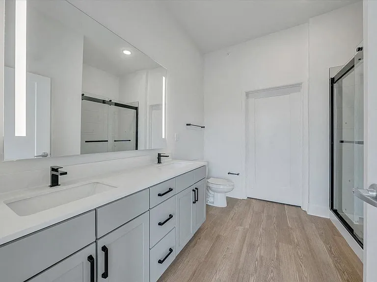 Luxe 360 on Centerpointe — Photo 16