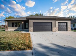 601 Topaz Dr, Sergeant Bluff, IA 51054