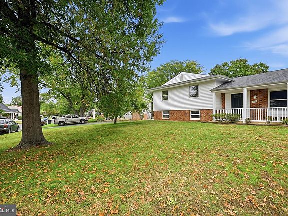 4th image of 726 N Watford Ct