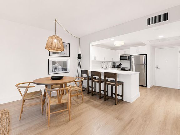 5th image of 2301 Collins Avenue #323