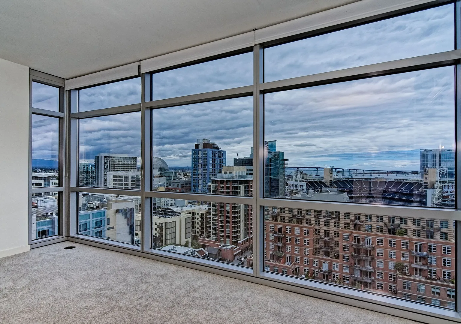 Large 2bed/2ba Condo at The Mark with amazing views! — Photo 3