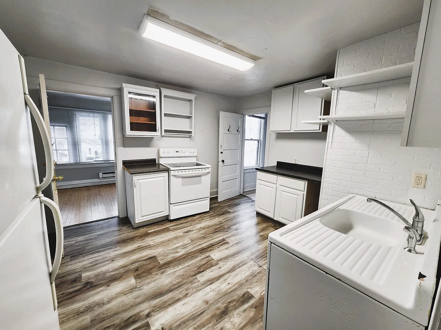 3 bed, 1000 sqft, $1,200 — Photo 3