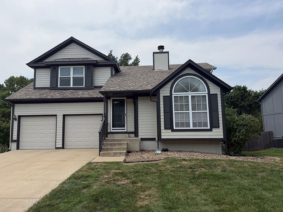 15454 Foster Street -- Brand new exterior paint in 2025