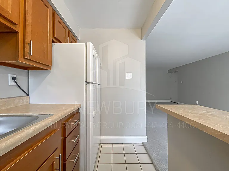 Poplar Apartments — Photo 9