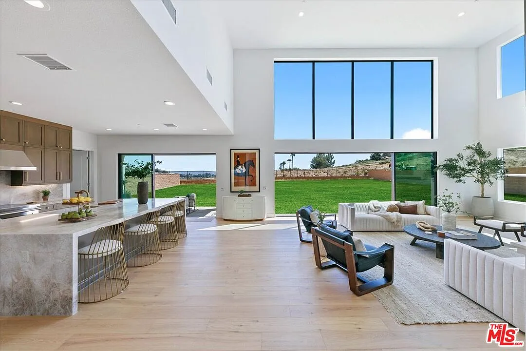 5 bed, 5.5 bath, 4624 sqft, $12,500 — Photo 1