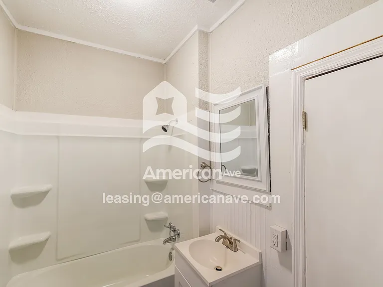 1830947_009_main_bathroom_12817865.jpg