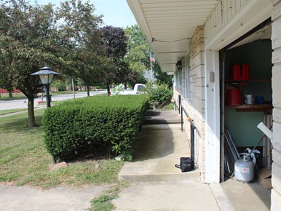 Hand rail to front entrance.