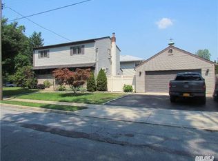 148 William St, Merrick, NY 11566