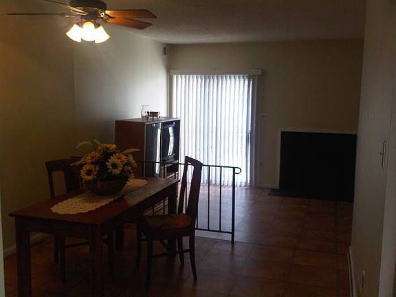 Fireplace + slider to fen