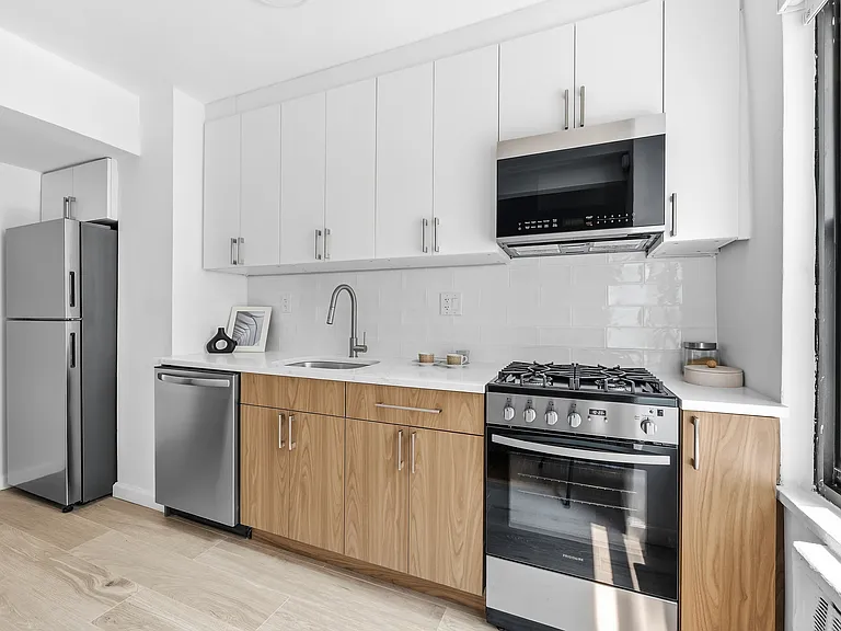 140 E 56th St #8B — Photo 6