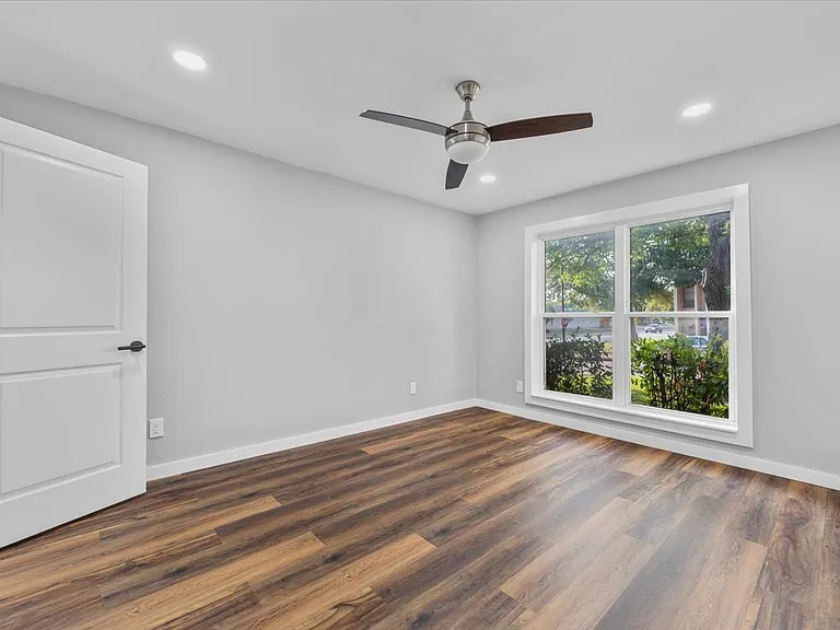 305 Valley Park Dr — Photo 3