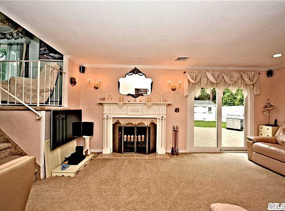 4th image of 7 Dover Hill Dr