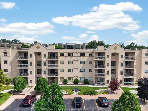 310 Village Grove Dr #413, Tecumseh, ON N8N 4X7