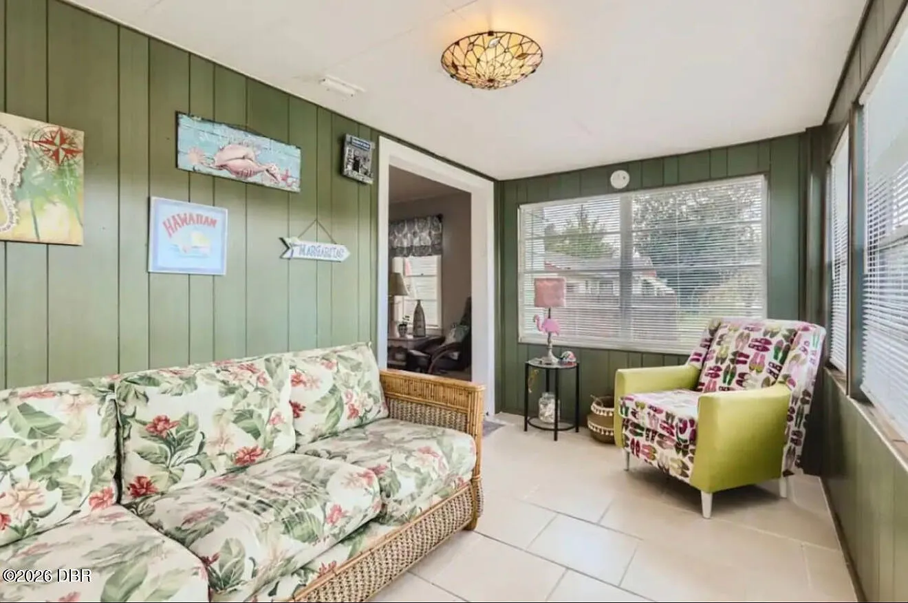 3 bed, 1.0 bath, 2437 sqft, $1,995 — Photo 2