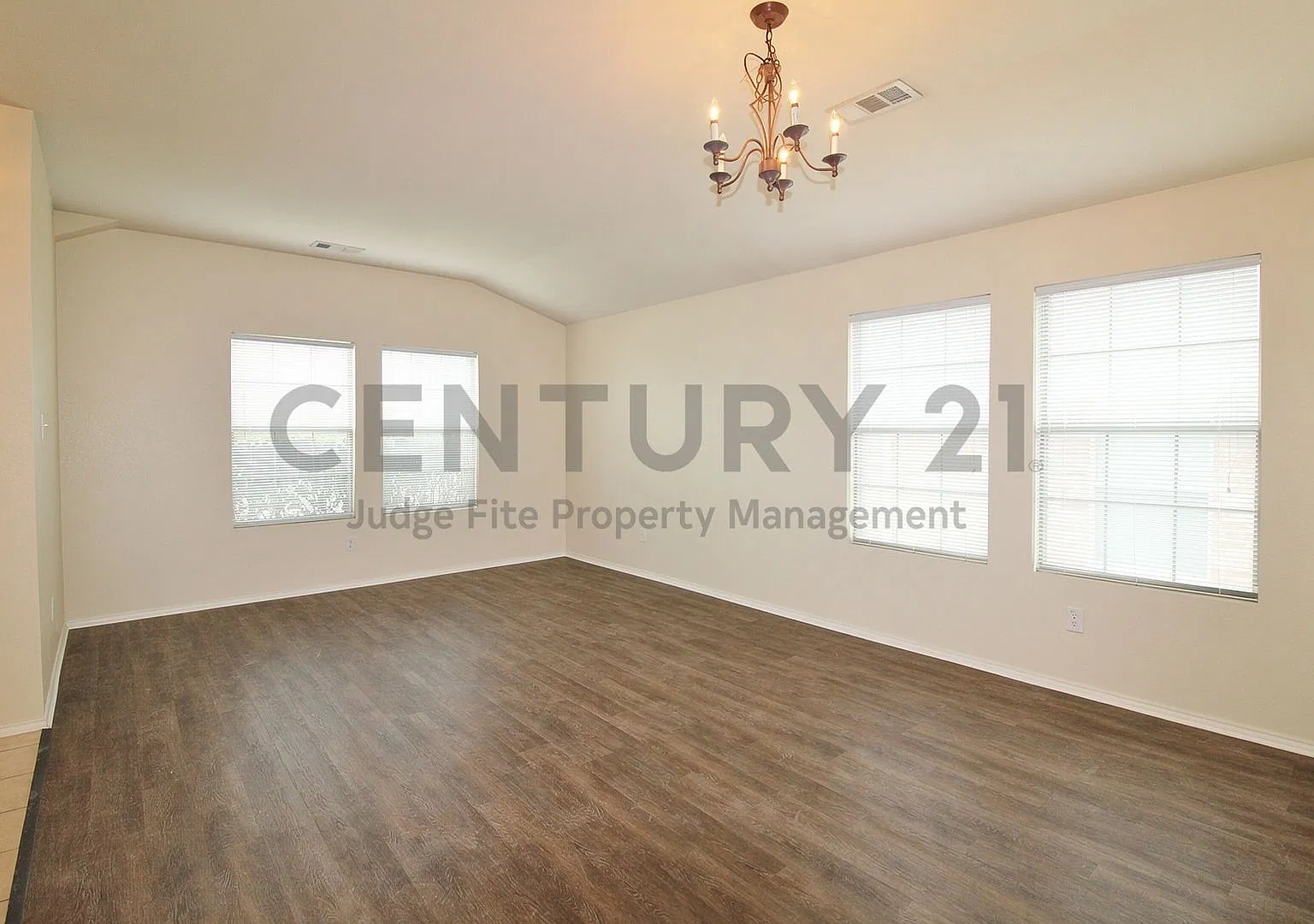 Beautiful 3/2/2 in White Settlement ISD For Rent! — Photo 2