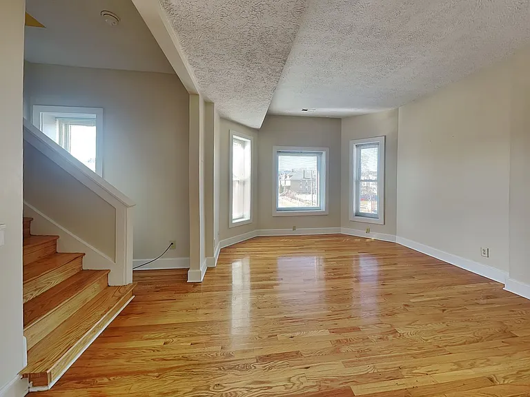 1394 Indianola Ave — Photo 1