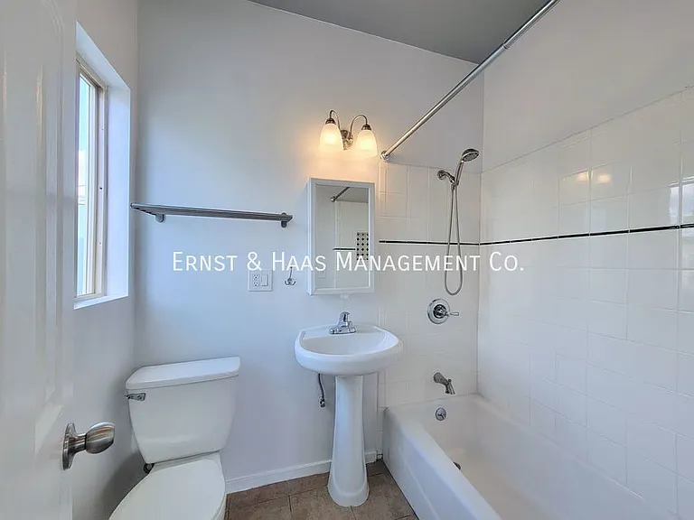 934 E Broadway — Photo 16