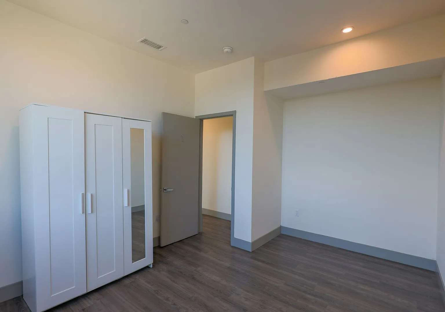 1208 W 25th St — Photo 2