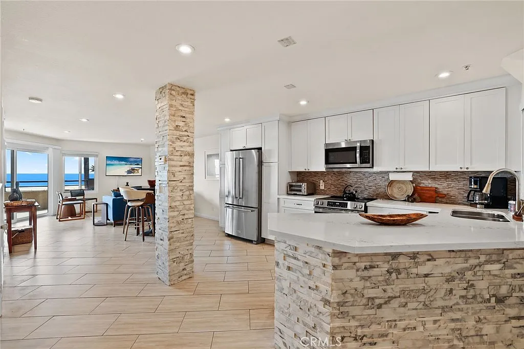2 bed, 1025 sqft, $6,000 — Photo 2