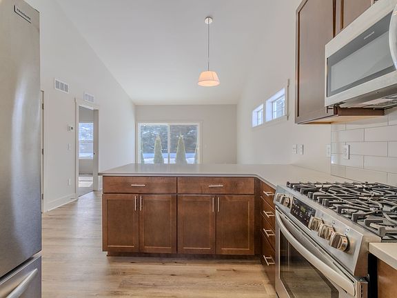 4th image of 1548 Simsbury St #10