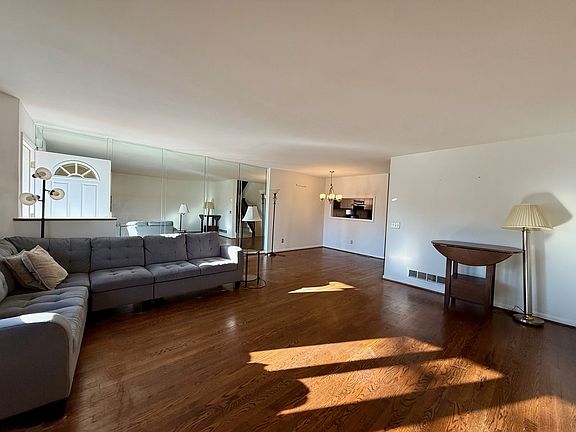 4th image of 28 Servan Ct