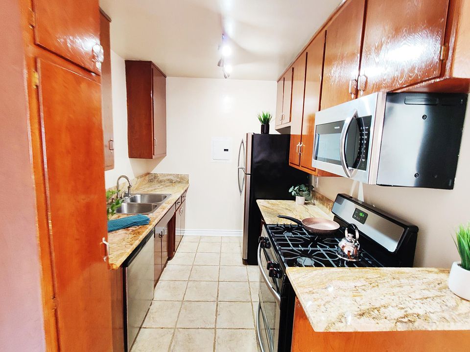 1st image of 956 N Wilcox Ave #16