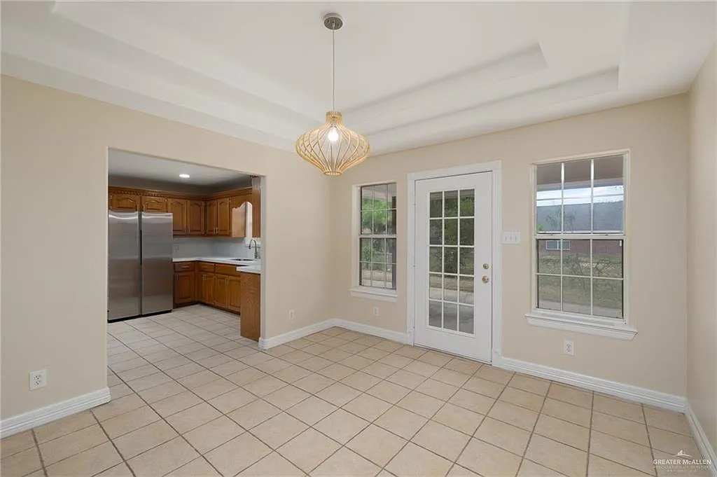 3 bed, 2.0 bath, 1630 sqft, $1,900 — Photo 4