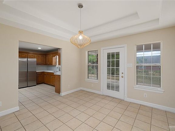 4th image of 2403 Sunset Ln