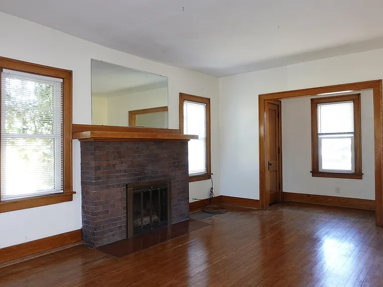 914 E Losey St — Photo 20