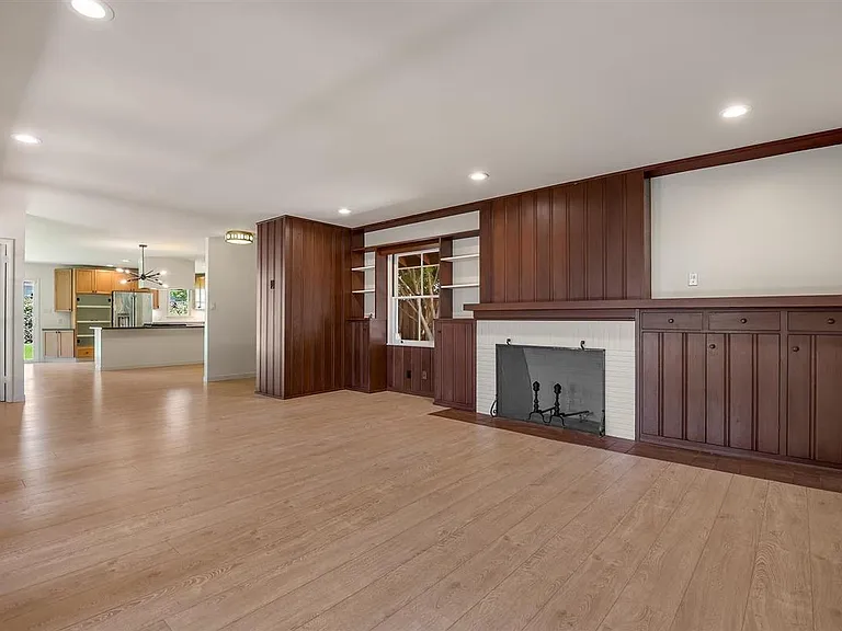 747 Northampton Dr — Photo 6