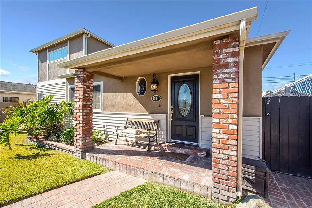 3 bed, 2.5 bath, 2155 sqft, $5,100 — Photo 2