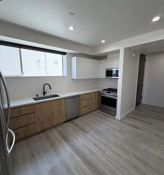 124 S Croft Ave #303 — Photo 6