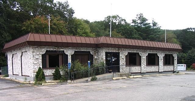 2nd image of 568 Main St