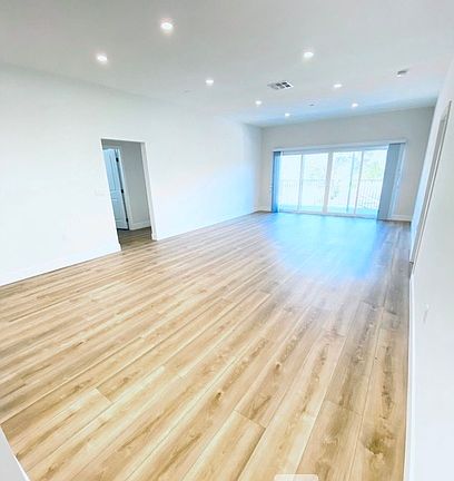 2nd image of 5132 Cahuenga Blvd #4