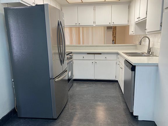 3rd image of 116 W Hillsdale St APT 2