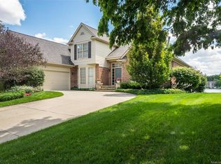 1582 Mackwood Rd, Rochester Hills, MI 48307