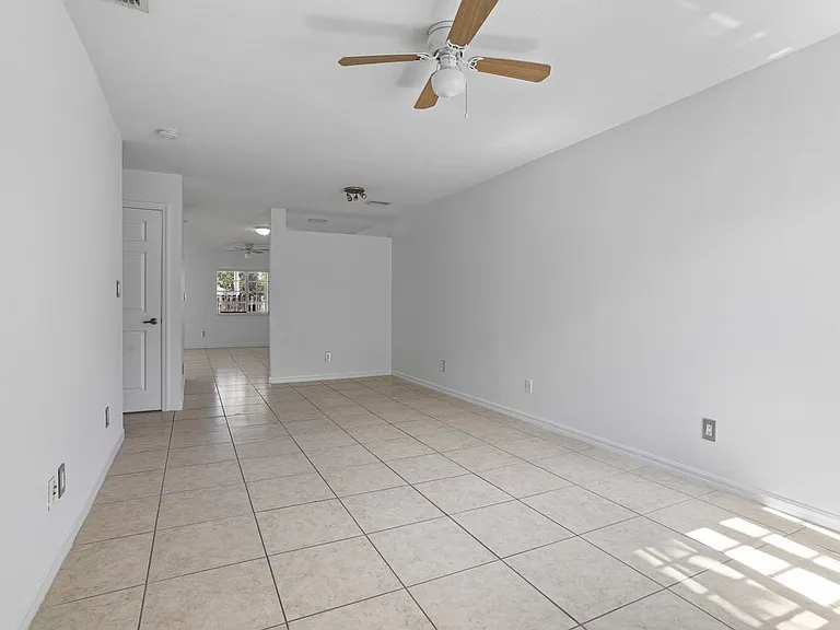 330 SW 2nd Ave #3 — Photo 2